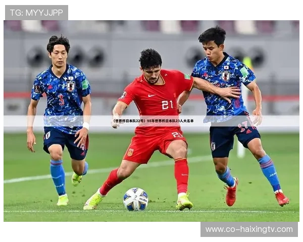 足球球星与摄像头碰拳瞬间诠释体育精神与镜头背后的默契合作